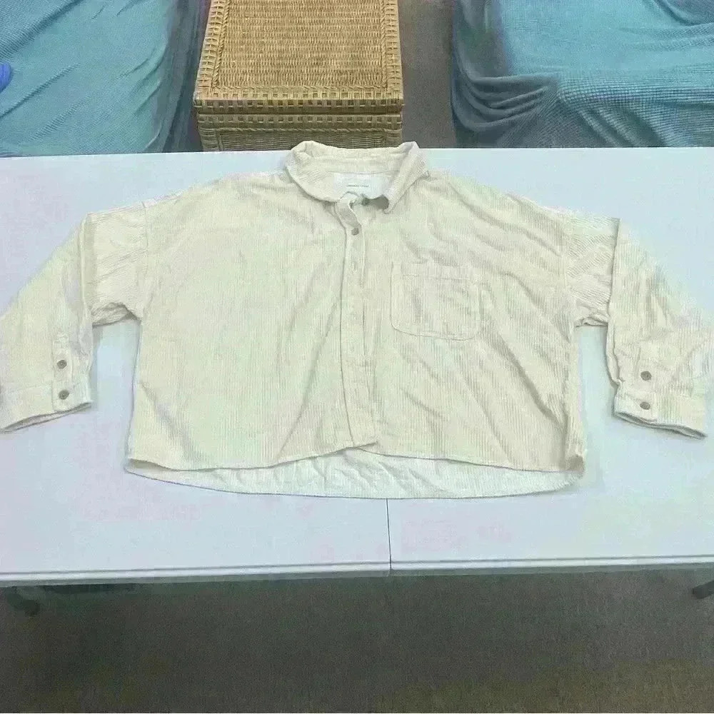 American Eagle Outfitter corduroy cream cropped button up shirt, womanβs size xl